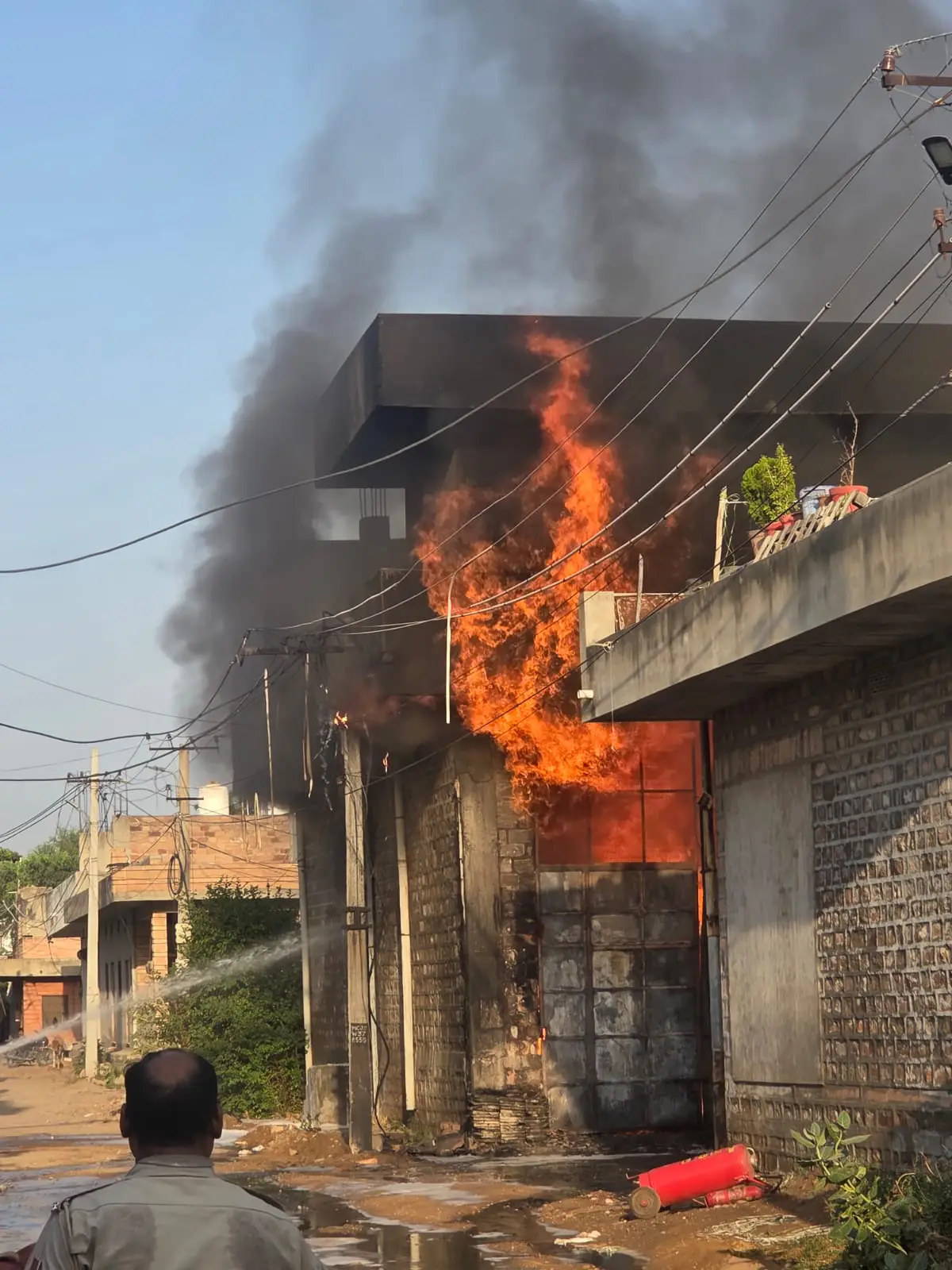 जोधपुर के बासनी में केमिकल फैक्ट्री में लगी आग के बाद उठता धुएं का गुबार