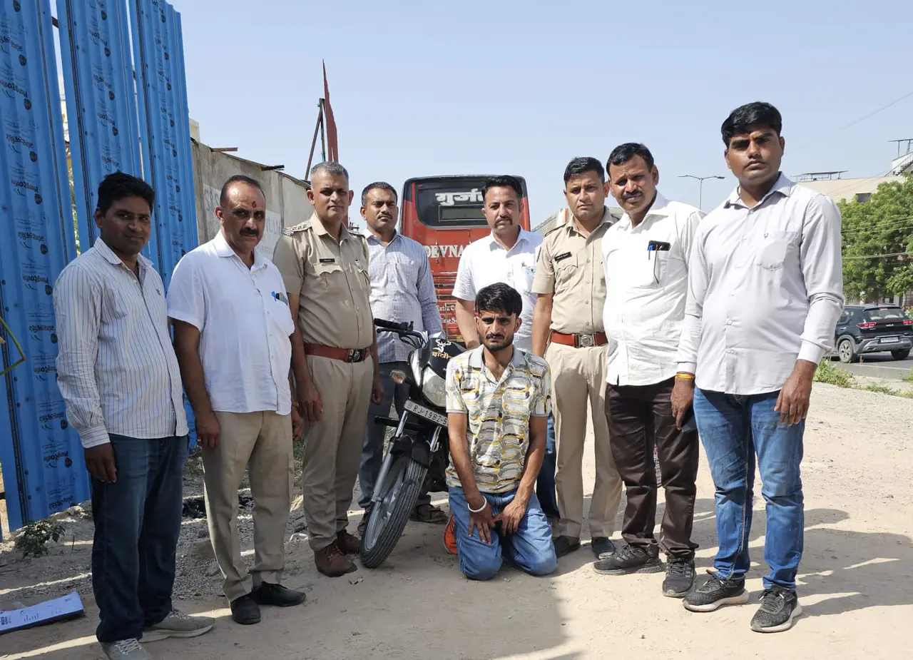 जोधपुर में पकड़े गए वाहन चोरों के साथ देवनगर थाना पुलिस की टीम