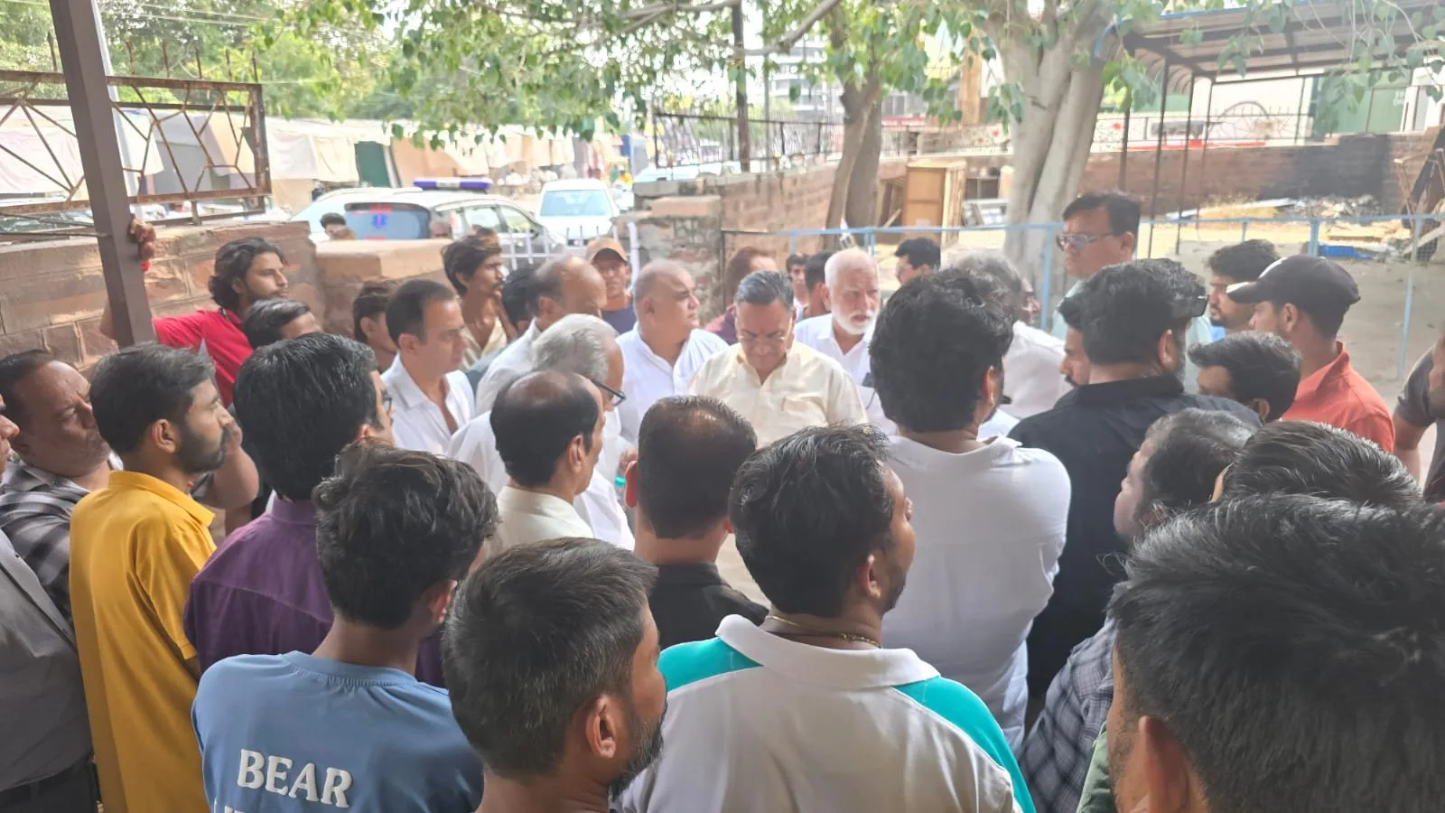 जोधपुर के महात्मा गांधी अस्पताल की मोर्चरी के बाहर जमा भीड़ और विरोध प्रदर्शन का दृश्य।
