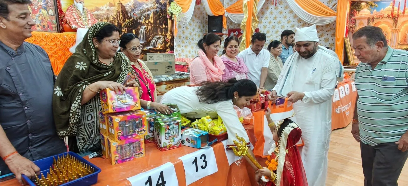 जोधपुर के प्रेम प्रकाश आश्रम में नवरात्रि के दौरान कन्या पूजन करते हुए भक्त।